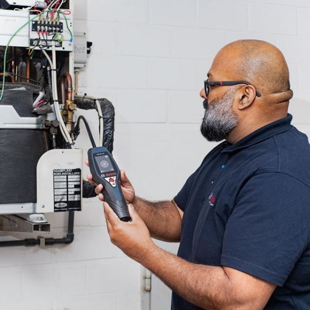 HVAC-Techniker, Klimaanlage, Wartung, Diagnosegerät, Techniker mit Gerät