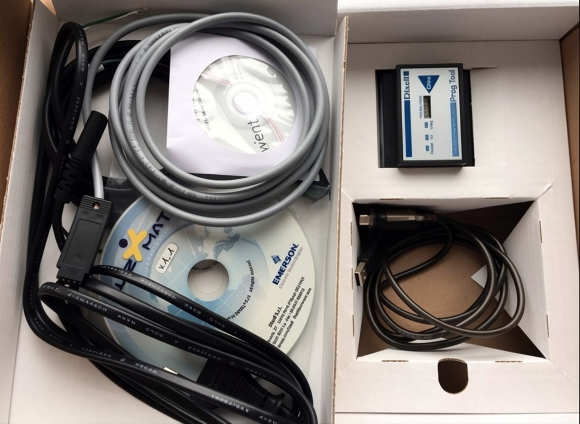 Programmiergerät, Anschlusskabel, Software-CDs, schwarze Kabel, Elektronikzubehör