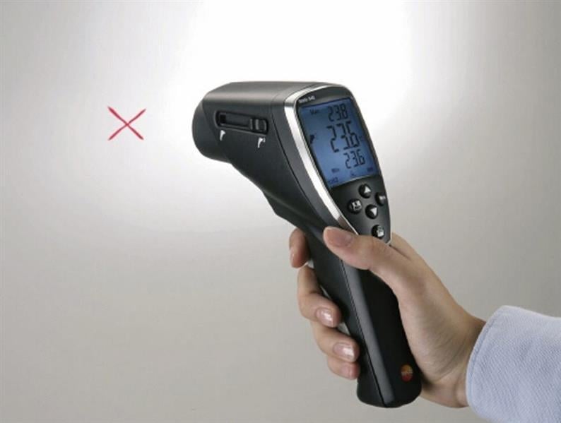 testo 845 – The infrared thermometer with switch optics