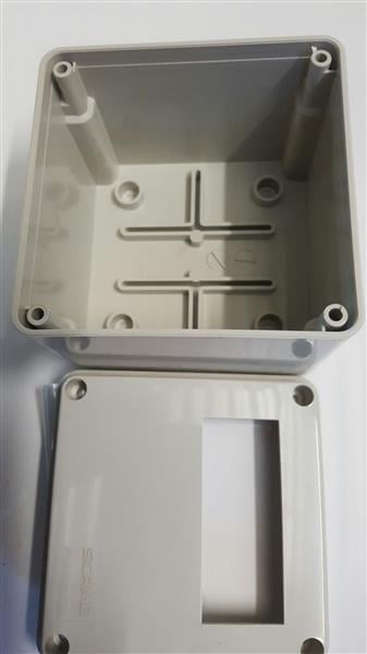 Puszka z tworzywa sztucznego C-BOX, do montazu na scianie, wyciecie 29x71 mm